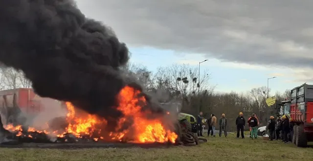 photo  une quinzaine d’agriculteurs de la coordination rurale de la sarthe barrent l’accès aux camions au rond-point de cherré.  &copy;  ouest-france 