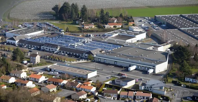 photo  saint-pierre-montlimart (montrevault-sur-evre), février 2019. sur cette photo d’archive de l’usine lacroix, à l’arrière-plan à gauche, le long du parking, on aperçoit la parcelle en forme de goutte d’eau où sera bâtie la future maison des compagnons.  &copy;  archives co - étienne lizambard 