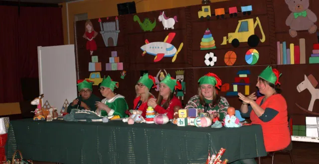 photo  toutes les équipes, tant les salariés de la structure multi-accueil, le jardin de colas, que les bénévoles de l’association familles rurales, ont mis du cœur à l’ouvrage pour que la magie de noël s’invite à la soirée spectacle proposée aux familles, mardi, à la salle des fêtes armontel. dès l’accueil, dans le hall d’entrée, on était mis dans l’ambiance par les décors avec des cadeaux à la pelle.  « c’est très important pour nous de partager des évènements comme celui-là, avec vous », relève la directrice à l’adresse des familles. le jardin de colas va observer une trêve des confiseurs en refermant ses portes, vendredi soir, pour les rouvrir le lundi 5 janvier au matin.  &copy;  ouest-france 