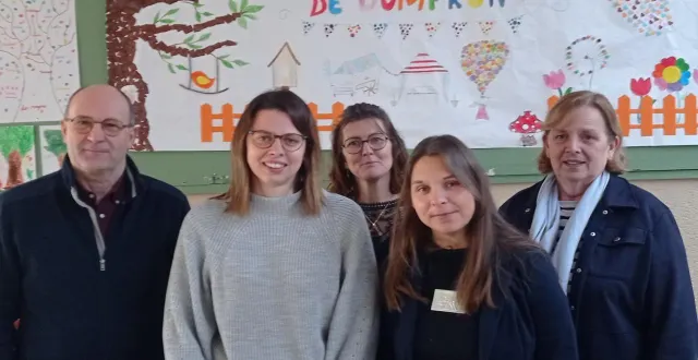 photo  les deux directrices du centre de loisirs entourées de michel legalle, vice président enfance jeunesse à la communauté de communes ; anne laure rocton, coordinatrice enfance jeunesse en scolaire et extrascolaire et michelle pothé, adjointe à la mairie et vice-présidente en charge de la petite enfance.  &copy;  ouest-france 