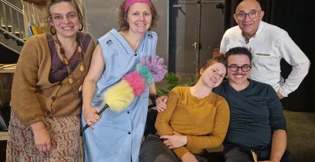 photo  cinq acteurs sur scène pour interpréter une quinzaine de personnages. de gauche à droite, sandra, nathalie, sophie, romuald, stéphane.  &copy;  compagnie jugaad 