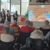 photo  la petite chorale des amis en chœur, dirigée par jeanne-marie gombault, est venue se produire à l’ehpad pierre-wadier. les choristes ont chanté des airs de noël qui accompagnaient un conte écrit par la cheffe de chœur. pendant la narration, un diaporama projetait illustrations, cartes et informations complémentaires. le choeur a été très applaudi par les résidents, heureux d’entrer dans le temps de noël par ce voyage musical et culturel. 