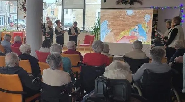 photo  la petite chorale des amis en chœur, dirigée par jeanne-marie gombault, est venue se produire à l’ehpad pierre-wadier. les choristes ont chanté des airs de noël qui accompagnaient un conte écrit par la cheffe de chœur. pendant la narration, un diaporama projetait illustrations, cartes et informations complémentaires. le choeur a été très applaudi par les résidents, heureux d’entrer dans le temps de noël par ce voyage musical et culturel.  &copy;   dr 