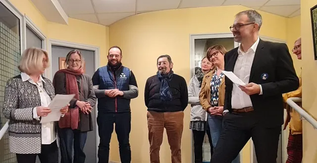 photo  léna belperche, présidente de l’association et mickaël morin, directeur de l’agence du crédit mutuel, devant les membres du conseil d’administration.  &copy;  peindre à sées. 