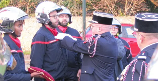 photo  devant 80 personnes dans le square face à la mairie, la cérémonie de la sainte-barbe, samedi, était accompagnée de l’harmonie mézeray-malicorne, et ses treize musiciens. en présence d’une trentaine de sapeurs pompiers, le sergent-chef freddy lhumeau a reçu une médaille pour ses vingt ans de service. décoration remise par le colonel gras.  &copy;  ouest-france 