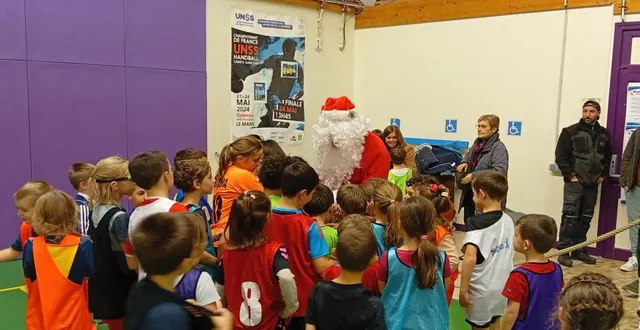 photo  tous les jeunes handballeurs ont eu la visite du père noel  &copy;  ouest-france 