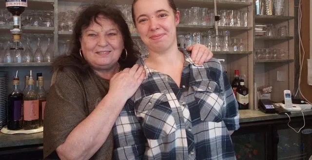 photo  samedi, martine portier effectuera son dernier service dans son bar restaurant aux côtés de lucie masse.  &copy;  ouest-france 