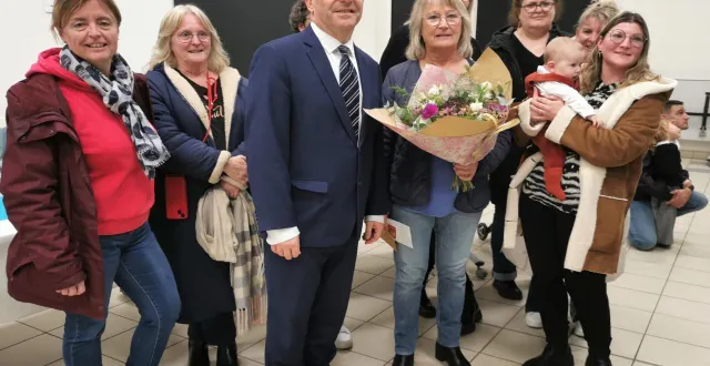 photo  la municipalité a salué trois départs à la retraite et une naissance au sein des agents communaux.  &copy;  le maine libre 