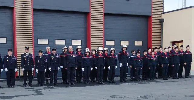 photo  les sapeurs pompiers devant la nouvelle caserne.  &copy;  ouest-france 