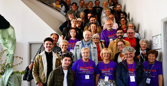 photo  à l’entrée du théâtre municipal, madeleine léger (à droite), laurence bréon (au centre – premier rang) et christine charrier (à sa gauche), entourées de nombreux bénévoles. l’équipe, soudée au fil du festival, poursuit son élan.  &copy;  mamers en scène 