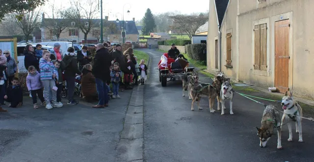 photo  l’attelage tractant le père noël appartenait à l’association les crocs blancs sarthois.  &copy;  le maine libre 