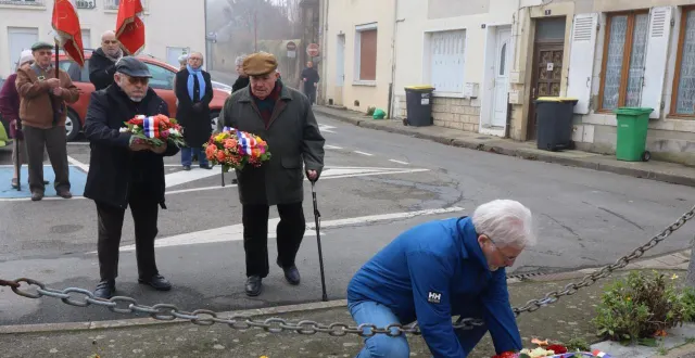 photo  le traditionnel dépôt de gerbes des élus et des associations d’anciens combattants présents.  &copy;  le maine libre 