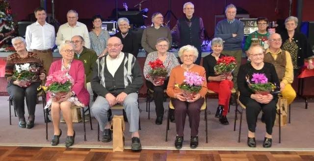 photo  les récipiendaires, le bureau et le maire  &copy;  le maine libre 