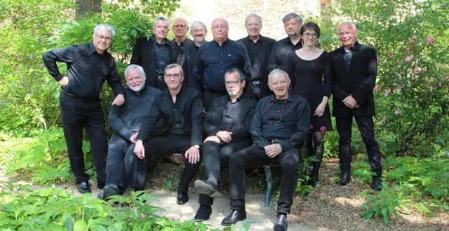 photo  les chanteurs d’harmoni’hom avec gwenaëlle lucas.  &copy;  harmoni’hom 