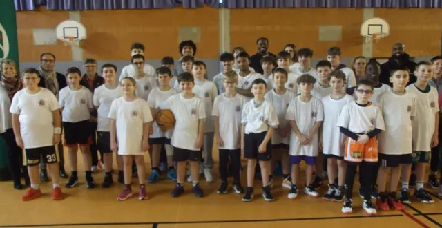 photo  mercredi 10 décembre, la commune a accueilli trois joueurs du msb : johnny berhanemeskel, ugo doumbia niang et le capitaine de l’équipe, wilfried yeguete. ceux-ci se sont entraînés aux côtés des jeunes du club de monfort sport basket, dans la salle omnisports marcel-ory. « c’est un réel plaisir de nous rendre dans les clubs sarthois », affirmait wilfried entre deux échanges avec ses partenaires d’un jour.  &copy;  ouest-france 