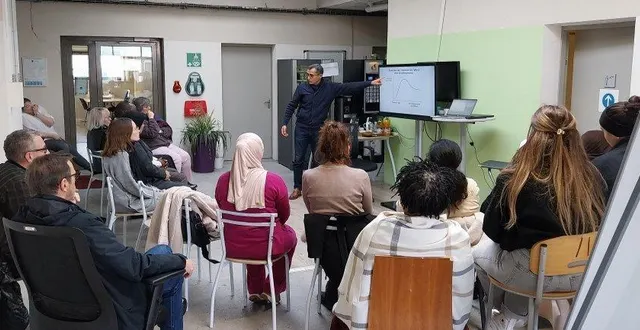 photo  dans notre édition de ce mercredi 17 décembre, nous évoquions le succès de l’information concernant l’entrepreneuriat chez les jeunes, organisée par la régie de quartier de trélazé. une erreur de photographie s’est produite. voici donc la bonne image.  &copy;  co 