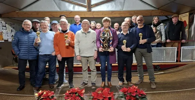 photo  la grande finale du challenge verrois de boule de fort s’est déroulée dimanche 14 décembre à la concorde. les équipes, composéesde deux joueurs, associaient un verrois et un sociétaire. cette finale, très disputée, a vu la victoire de pascal chevalier et joël touchet, de l’angevine saint-sylvain, face à michel chaigneau et michel vouhé, de l’agriculture pellouailles, sur le score serré de 12 à 11.? la veille, la petite finale a, elle, été remportée par pascal chevalier et joël touchet, de l’angevine, face à alain cailleau et georges deniaud,12 à 10.  &copy;  co 