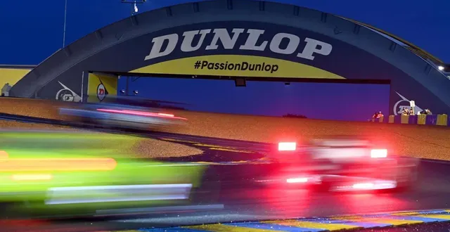 photo  ni le virage le plus rapide ni le plus spectaculaire, mais sans doute le plus symbolique. à l’aube d’un changement de nom, pilotes, historiens et passionnés racontent ce que la passerelle dunlop a incarné pour eux, bien au-delà de la piste.  &copy;  marc ollivier / ouest-france 