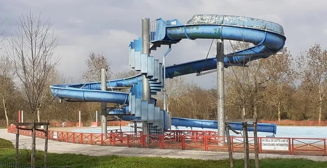 photo  dans les travaux de la baignade, l’un des plus gros postes de dépenses d’équipement en 2026, une somme de 165 000 € a été ajoutée pour la rénovation du toboggan.  &copy;  ouest-france 