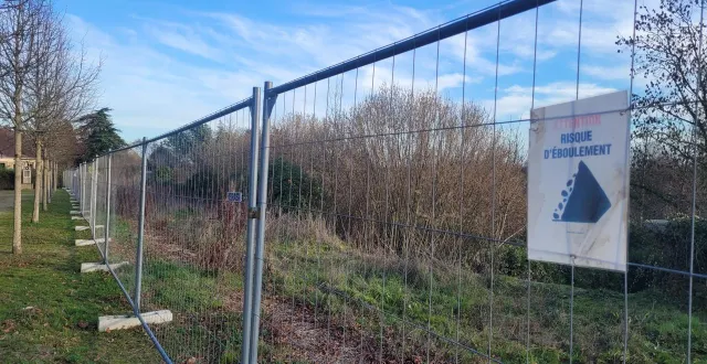 photo  des barrières ont été installées tout le long du mur de la place pour sécuriser les lieux.  &copy;  le maine libre 