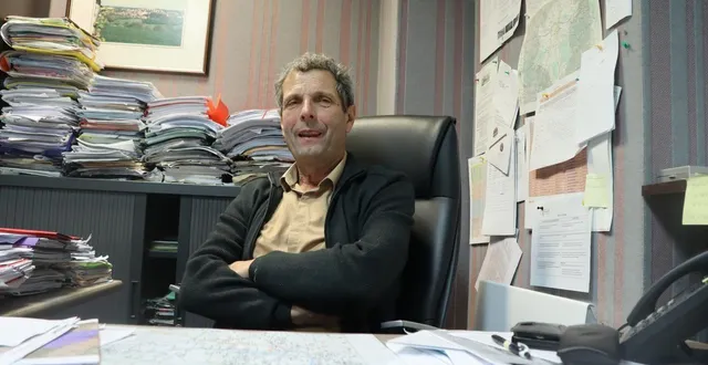 photo  jean-louis morice, ici dans son bureau à la mairie, est candidat à un troisième mandat de maire à noyen-sur-sarthe.  &copy;  ouest-france 