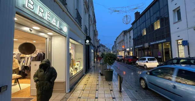 photo  bréal, situé à l’angle de la place henri-iv, pourrait quitter la grande-rue en 2026.  &copy;  le maine libre – louis gohin 