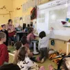 photo  les jeunes élèves de l’école georges-jean, à courdemanche (sarthe), scrutent avec attention les résultats produits par un générateur d’images. les photos vont illustrer un conte qu’ils ont aussi écrit avec l’intelligence artificielle. 