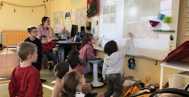 photo  les jeunes élèves de l’école georges-jean, à courdemanche (sarthe), scrutent avec attention les résultats produits par un générateur d’images. les photos vont illustrer un conte qu’ils ont aussi écrit avec l’intelligence artificielle.  &copy;  ouest-france 
