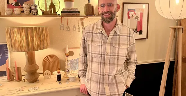 photo  vincent bouhier, créateur de luminaires et décorateur d’intérieur, pose dans l’univers chaleureux de sa boutique la maison møka à tiercé.  &copy;  co 