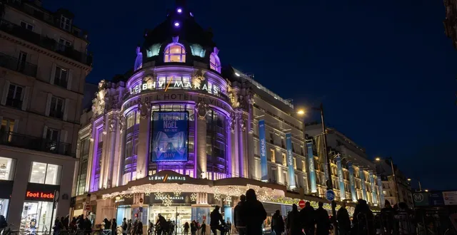 photo  sur la façade du bhv à paris, une « rêverie de noël » est promise aux clients qui s’y aventureraient. cette promesse remplace une photo géante qui a marqué les esprits début novembre : le patron du bhv aux côtés du dirigeant de shein.  &copy;  stéphane geufroi / ouest-france 