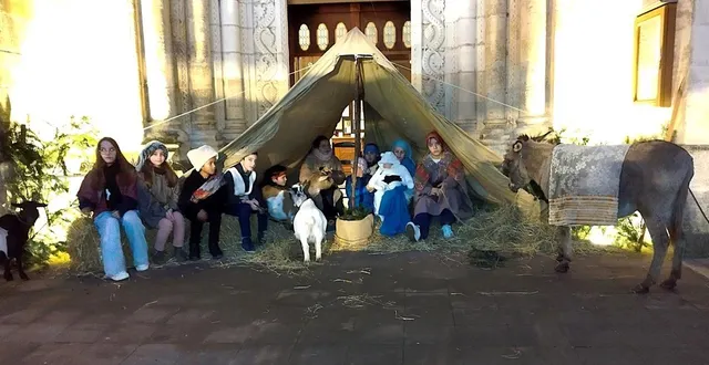 photo  une vingtaine d’enfants de la paroisse ont animé une crèche vivante, mercredi 17 décembre 2025, sur le parvis de l’église saint-thomas.  &copy;  ouest-france 