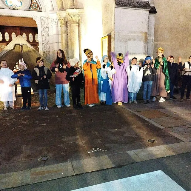 photo les enfants se sont tous apprêtés pour présenter leur crèche vivante sur le parvis de l'église.  ©  ouest-france