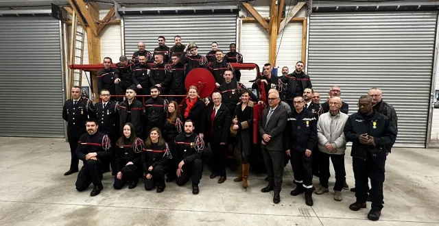 photo  les sapeurs-pompiers de jarzé-villages avec les élus.  &copy;  co 