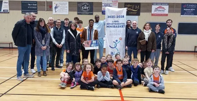 photo  delphine chalopin (4e en partant de la gauche), représentant le comité départemental de basket, a remis le label minibasket à guillaume ploquin et karine maussion, respectivement président et secrétaire d’envol basket (à droite).  &copy;  co 