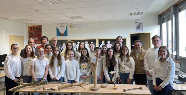 photo  jeudi 18 décembre 2025, la ferté-bernard. au collège georges-desnos, 17 élèves ont créé leur mini-entreprise.  &copy;  le maine libre 