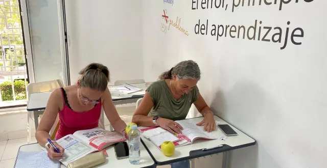 photo  deux professeures en espagne, en cours de didactique espagnole.  &copy;  collège pasteur d’yvré-l’évêque 