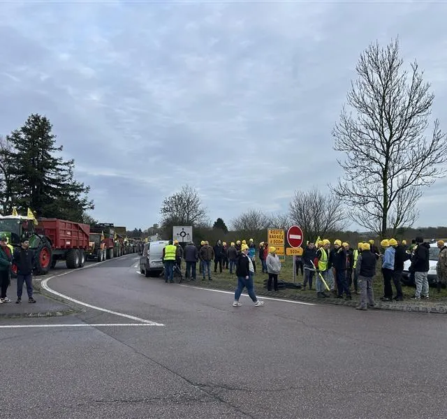 photo une centaine d’agriculteurs sont mobilisés à alençon (orne), ce vendredi 19 décembre 2025.  ©  ouest-france
