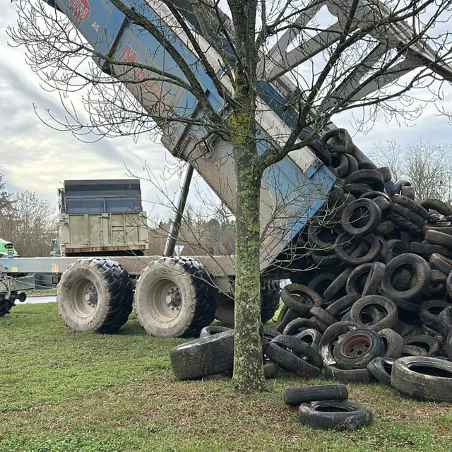 photo les agriculteurs déversent pneus et lisier sur le rond-point de l’aire de la dentelle, à alençon (orne), ce vendredi 19 décembre 2025.  ©  ouest-france