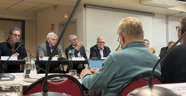 photo  les élus de la communauté de communes des pays de l’aigle, dans l’est de l’orne, ont voté pour l’expérimentation d’un service de transport à la demande, jeudi 18 décembre 2025.  &copy;  ouest-france 