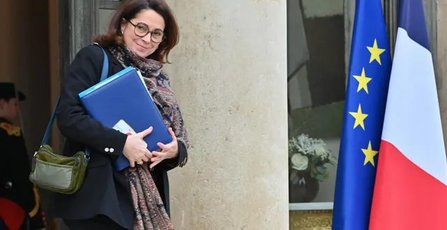 photo  marina ferrari, ministre des sports, dossiers à la main.  &copy;  henrique campos / hans lucas via afp 