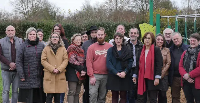 photo  maryline lézé (avec l’écharpe rouge), entourée d’une partie de son équipe de campagne, lorgne un nouveau mandat de maire des hauts d’anjou.  &copy;  maryline lézé 