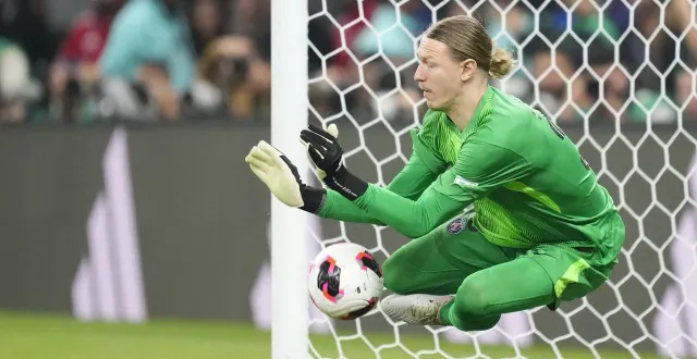 photo  matvey safonov lors de la séance de tirs au but contre flamengo.  &copy;  jose breton / afp 