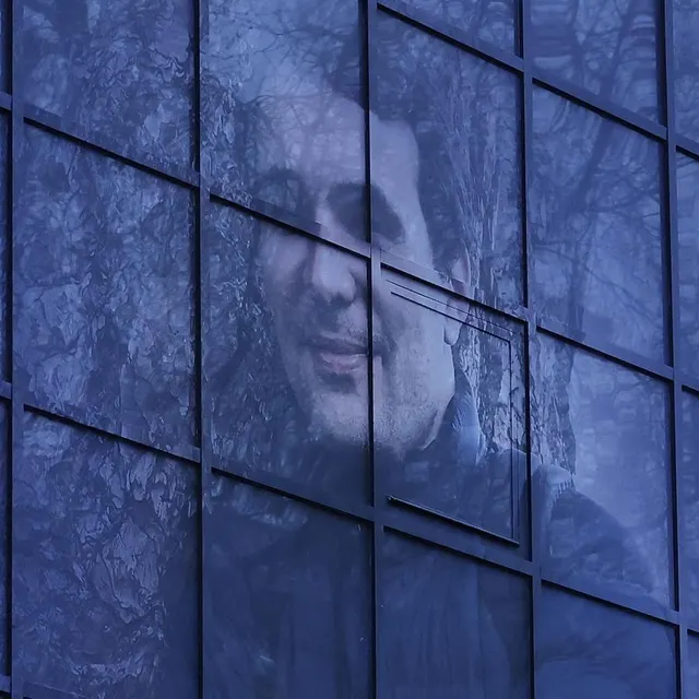 photo le visage du journaliste christophe gleizes a été projeté sur la devanture du siège de la fédération française de football, ce vendredi 19 décembre à paris.  ©  charlotte siemon / afp