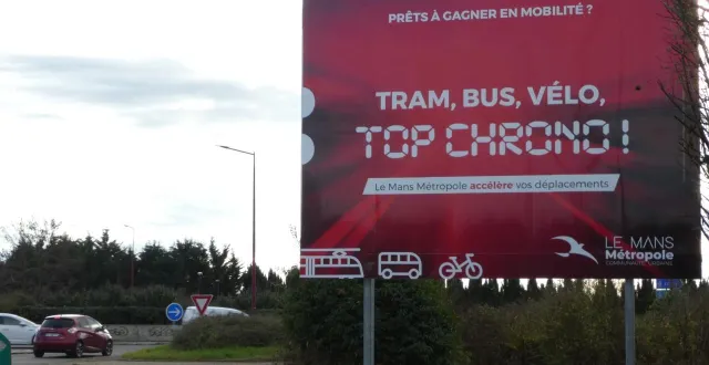 photo  au nord de l’échangeur de la route de ballon sur la rocade (d300-d313), la métropole vante les attraits de sa mobilité.  &copy;  ouest-france 
