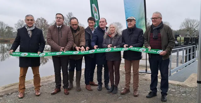 photo  les élus découvrent les résultats des travaux sur le barrage de fercé qui a connu une rénovation de l’ouvrage et la construction d’une passe à poissons.  &copy;  ouest-france 
