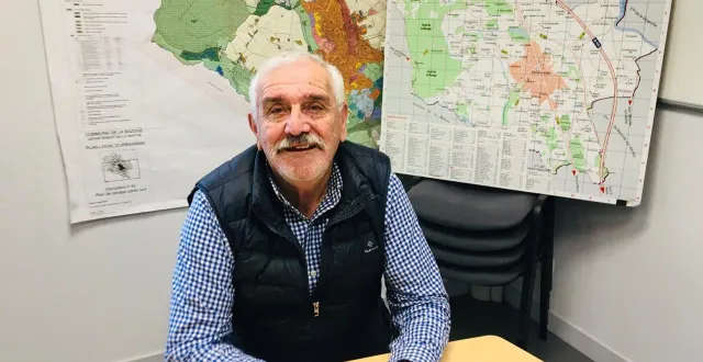 photo  le maire michel lalande ne se représentera pas aux élections municipales 2026, satisfait des projets réalisés.  &copy;  le maine libre 