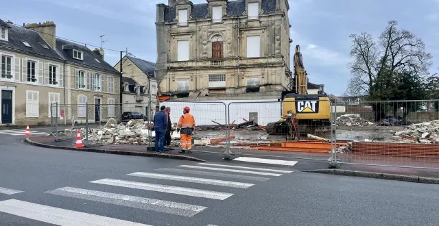 photo  avant même la fin du chantier de démolition, vendredi 19 décembre 2025 à la mi-journée, la visibilité au carrefour s’est déjà nettement améliorée.  &copy;  le maine libre 