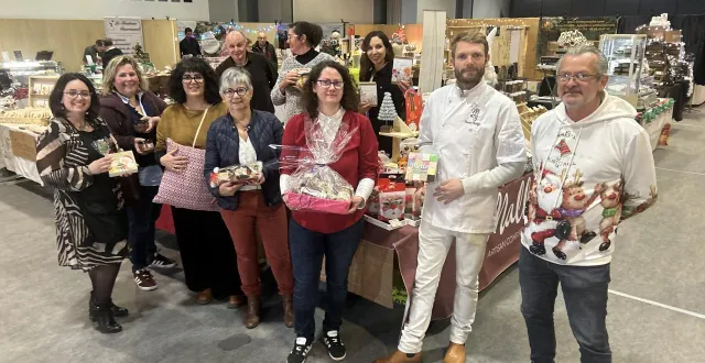 photo  baugé-en-anjou, le 19 décembre 2025. un carré réservé aux producteurs locaux est installé dans la principale salle du centre culturel rené-d’anjou, à l’occasion du marché de noël.  &copy;  co – christophe ricci 