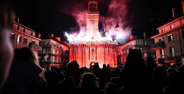 photo  lors du spectacle pyrotechnique qui aura lieu samedi 20 décembre 2025, à 20 h, la porte-horloge, monument emblème de la ville sera embrasé. l’an dernier, ce spectacle a rassemblé plus de 4 000 personnes.  &copy;  archives martin roche/ ouest-france 