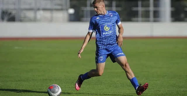 photo  maxime bisleau a quitté le chamois niortais fc pour vendée fontenay foot à l’intersaison 2024.  &copy;  co - christophe bernard 